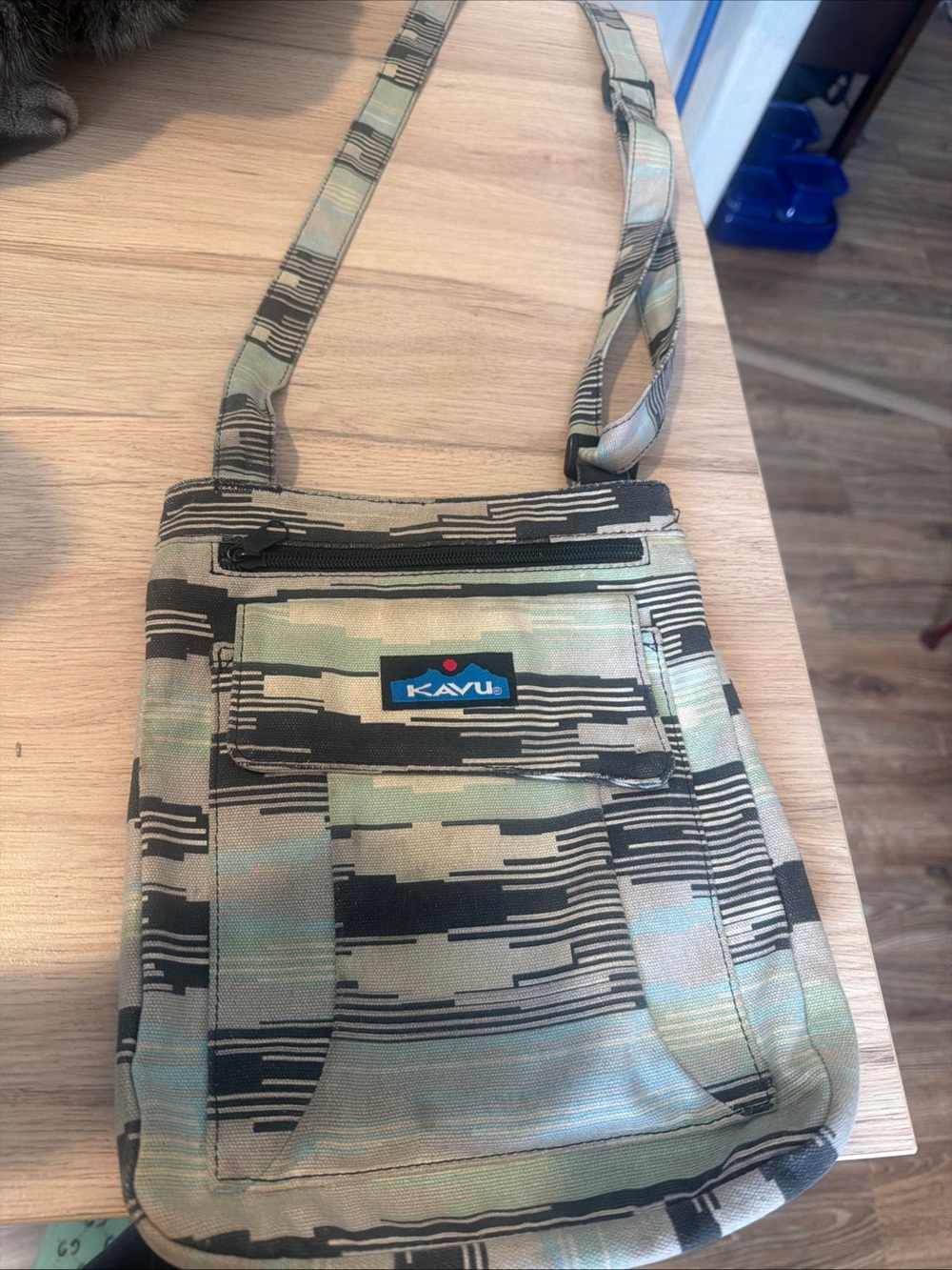 Kavu Men's Camo Pattern Crossbody Bag in Green and Black